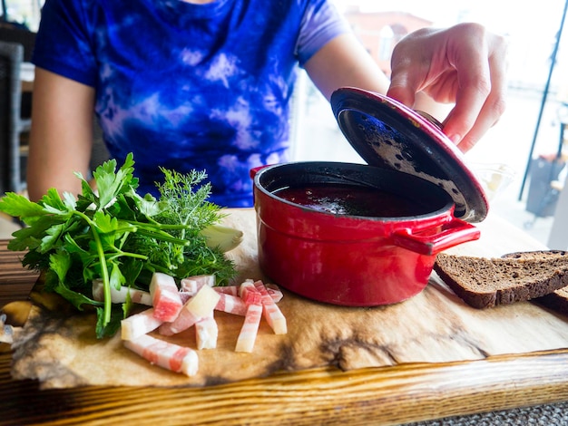 Gotujące się danie w garnku